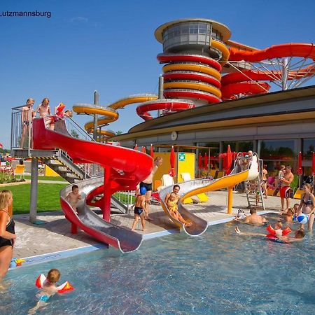 Familien Chalet Mit Direktem Bademantelgang Zur Therme Locsmánd Kültér fotó
